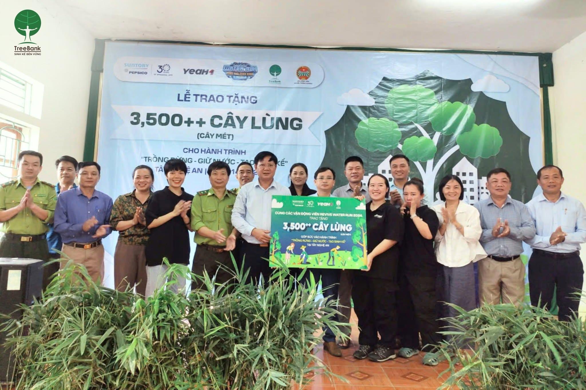 Tình nguyện viên trồng cây lùng bên bờ sông tại Tây Nghệ An